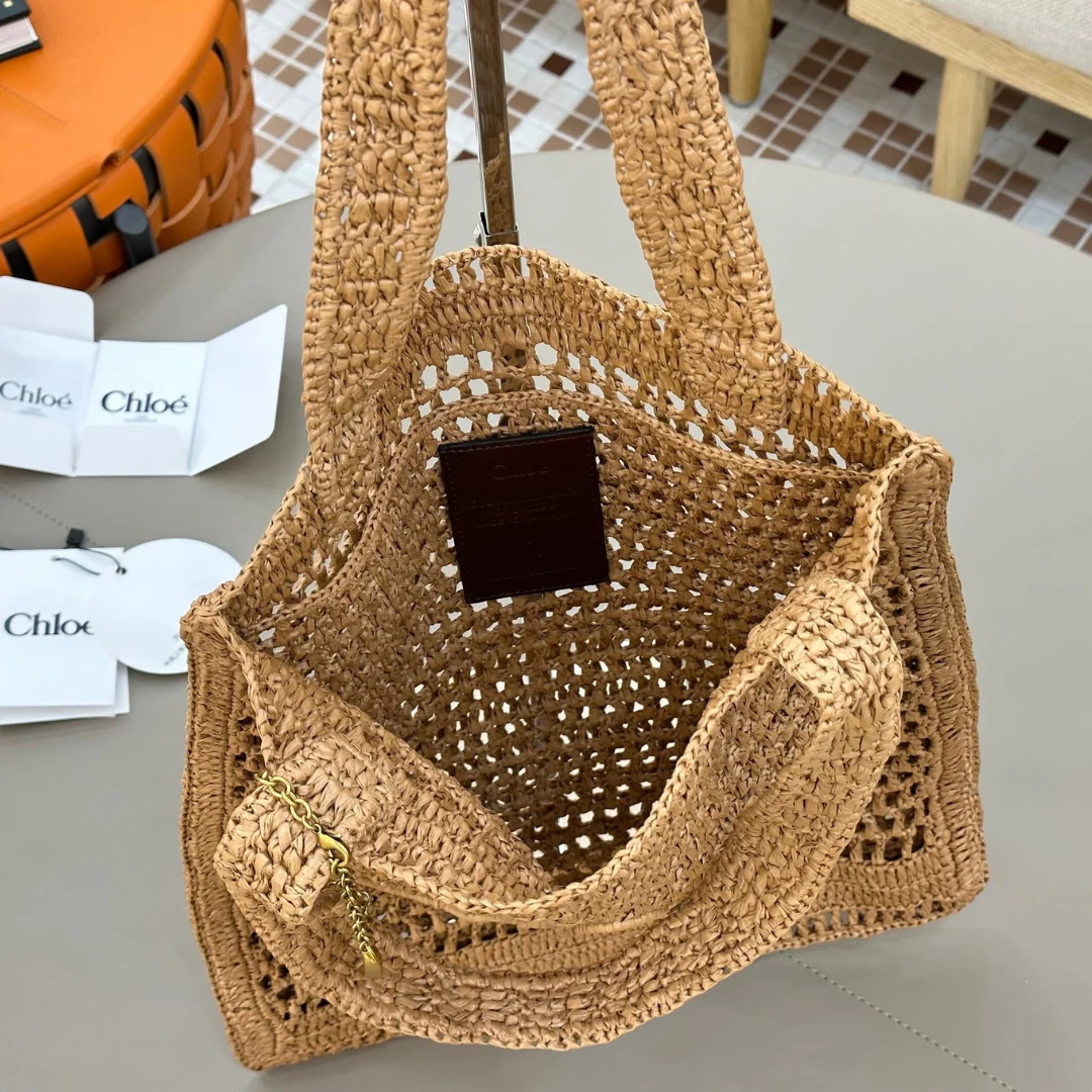 CHLOÉ SUMMER BANANA BAG IN RAFFIA
